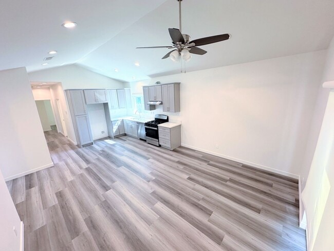 15926 Leadwell St in Los Angeles, CA - Building Photo - Building Photo