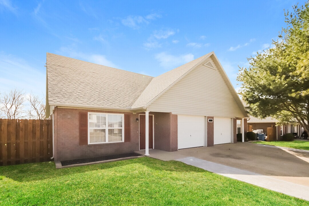 3407 SW Victoria Pl in Bentonville, AR - Building Photo