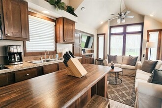 276 Park Ave in Staples, TX - Building Photo - Building Photo