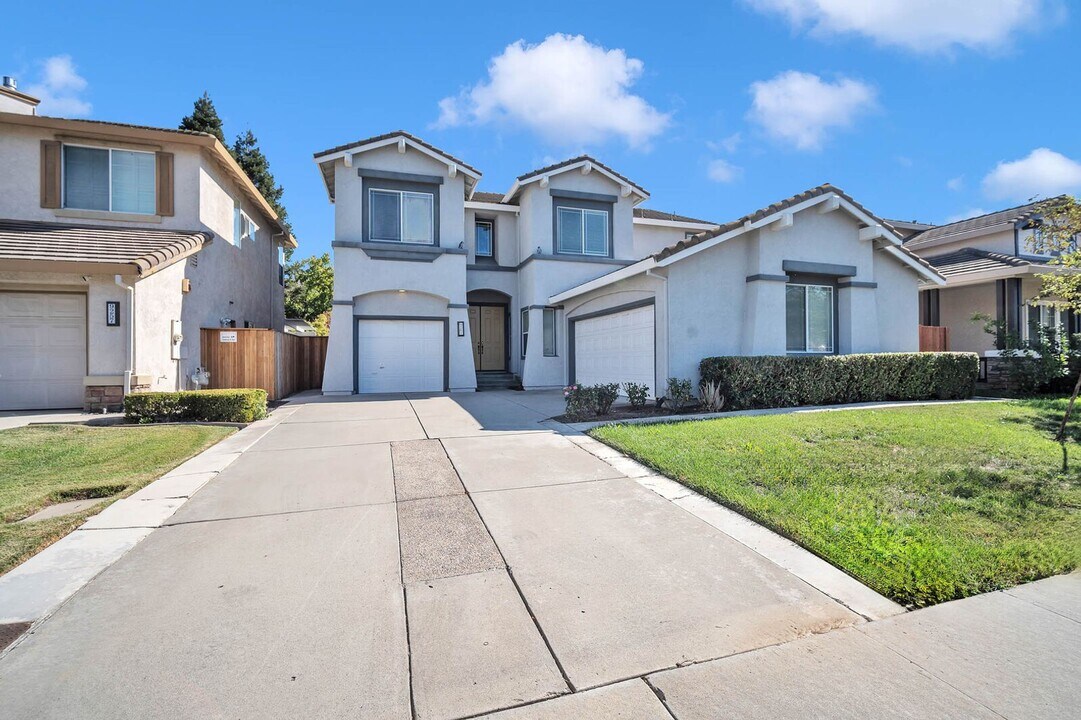 9261 Herbon Way in Elk Grove, CA - Building Photo