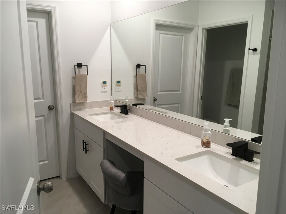 12134 Monterey Pine Ln in Ft. Myers, FL - Foto de edificio