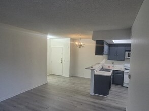 10943 Laurel Canyon Blvd in San Fernando, CA - Building Photo - Building Photo