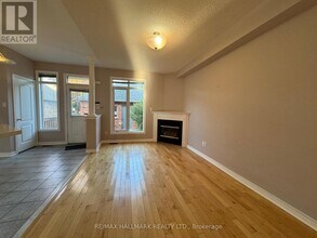 10561 Bayview Ave in Richmond Hill, ON - Building Photo - Building Photo