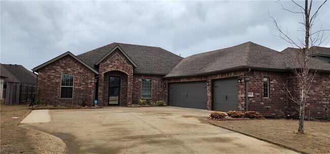 3200 SW Hazelnut Ave in Bentonville, AR - Foto de edificio - Building Photo