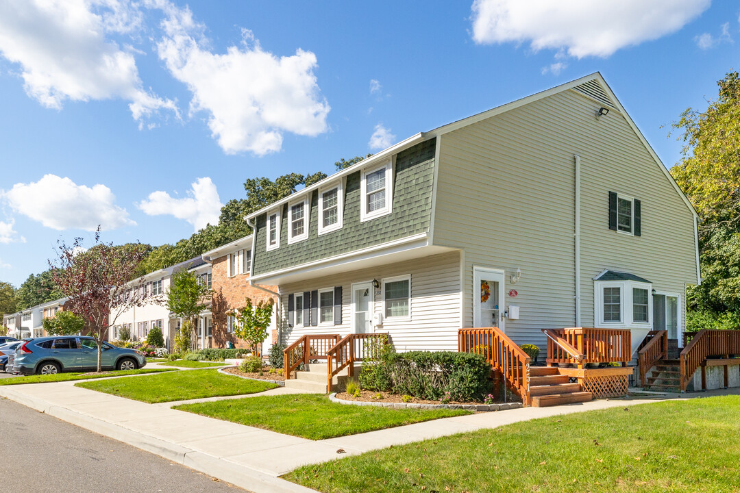 Spring Meadows At Hauppauge in Hauppauge, NY - Building Photo