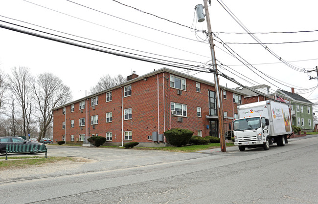 100 Cedar St in Waltham, MA - Foto de edificio - Building Photo