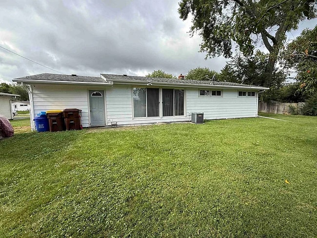 1011 Foster Ct in Rockford, IL - Building Photo - Building Photo