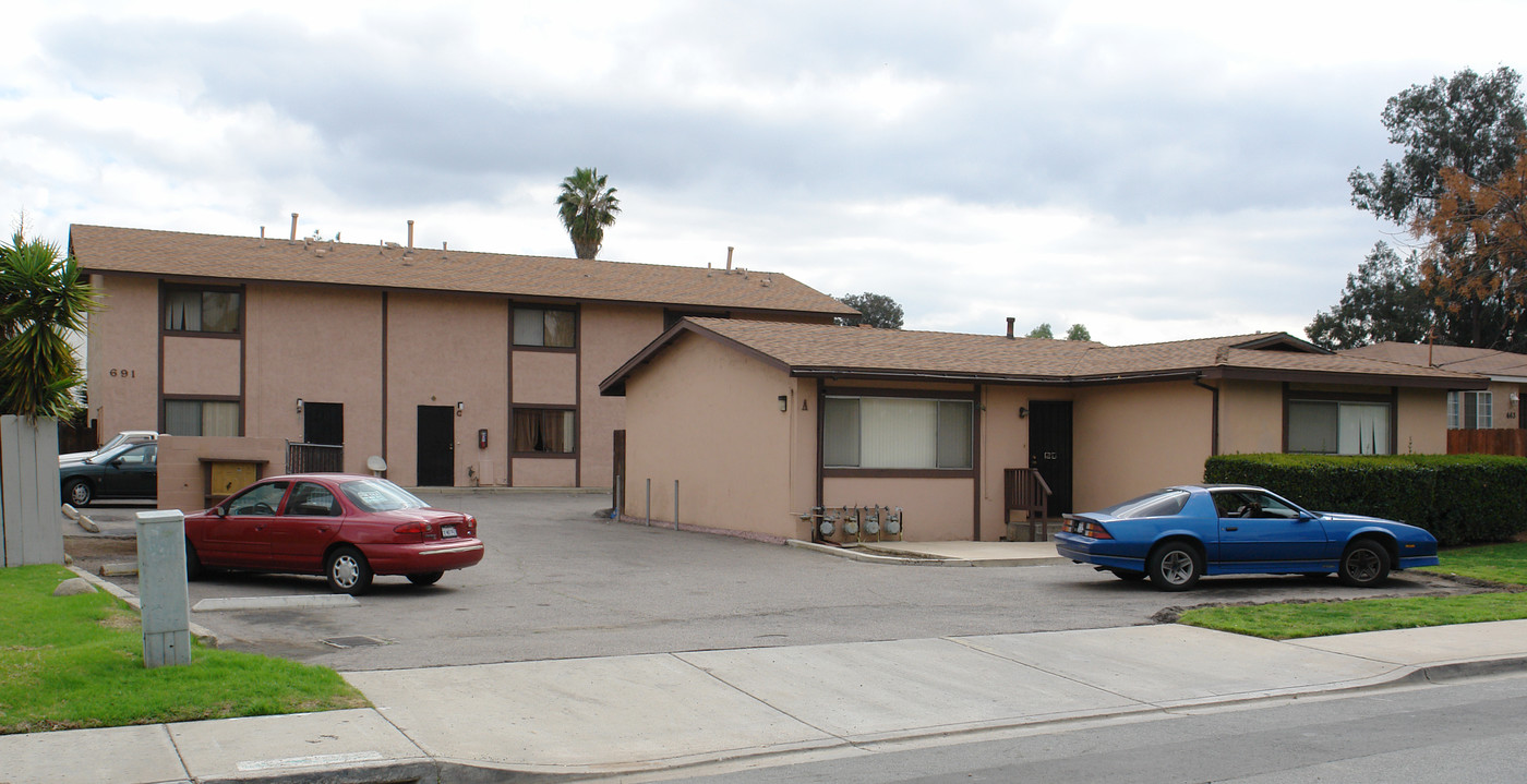 691 Graves Ave in El Cajon, CA - Building Photo