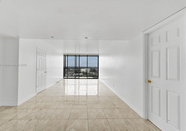 20335 W Country Club Dr, Unit 2210 in Aventura, FL - Building Photo - Building Photo
