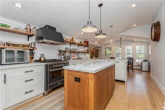 96 Kings Hwy N in Westport, CT - Building Photo - Building Photo