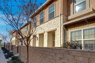 26417 Choral Ln in Santa Clarita, CA - Foto de edificio - Building Photo