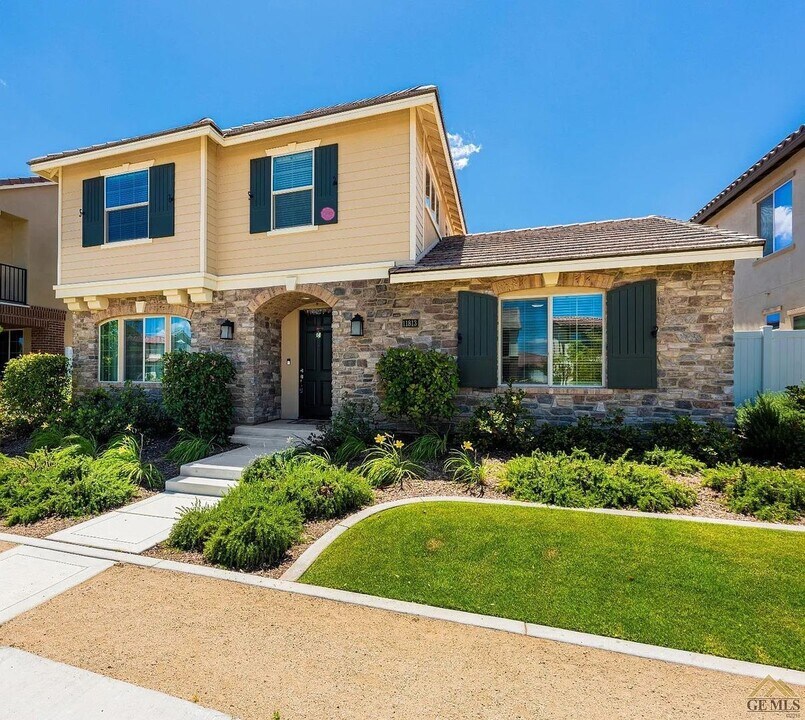 11813 Campus Park Dr in Bakersfield, CA - Building Photo