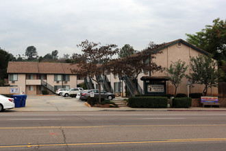 Windmill Senior Villas in Lakeside, CA - Building Photo - Building Photo