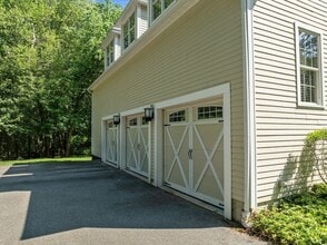 93 W Goulding St in Sherborn, MA - Foto de edificio - Building Photo