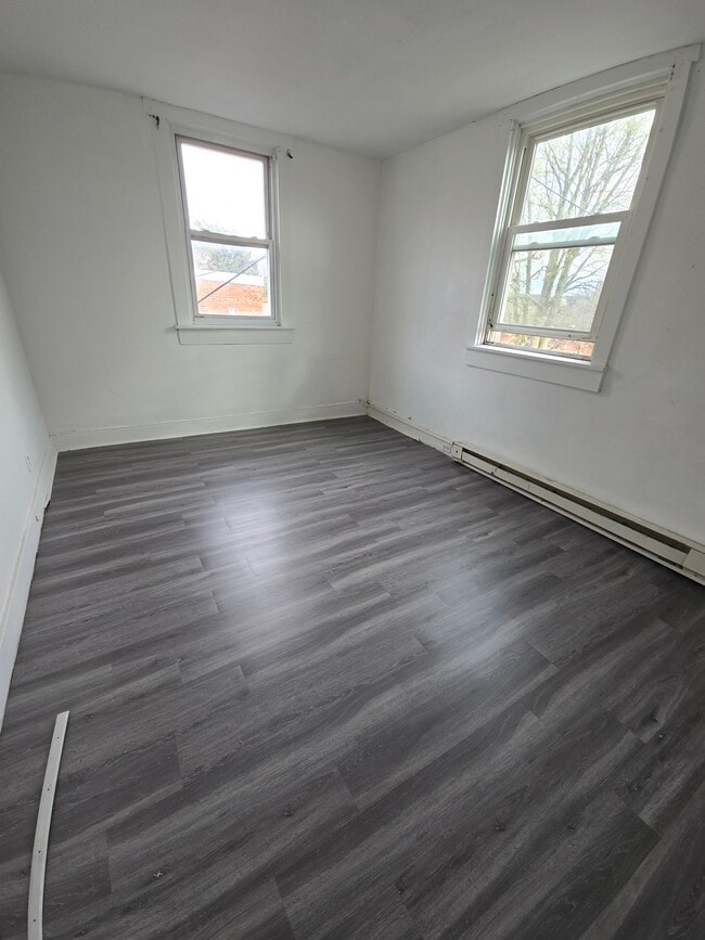 206 E Main St, Unit Apt 3 in Mount Joy, PA - Building Photo - Building Photo