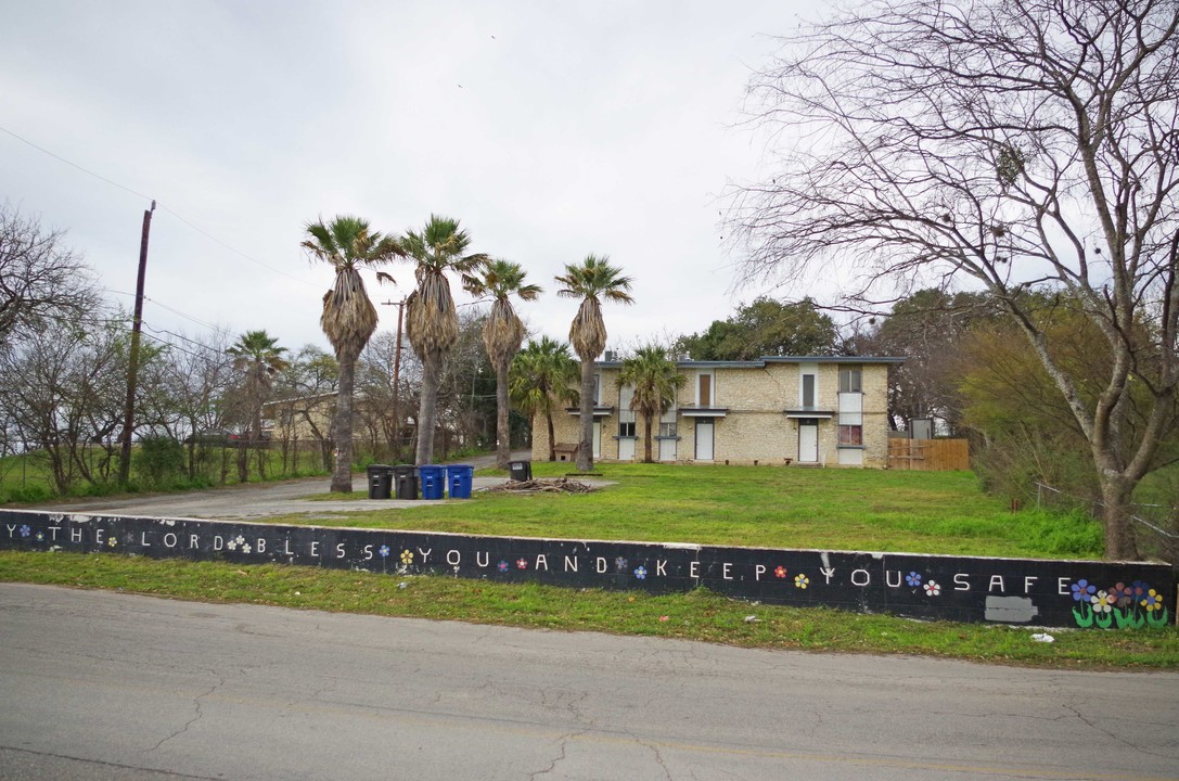 4835 Gus Eckert Rd in San Antonio, TX - Building Photo