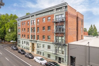 Carlton Court Condominiums in Portland, OR - Building Photo - Building Photo