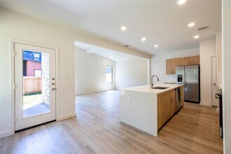 2511 Appian Wy in New Caney, TX - Foto de edificio - Building Photo