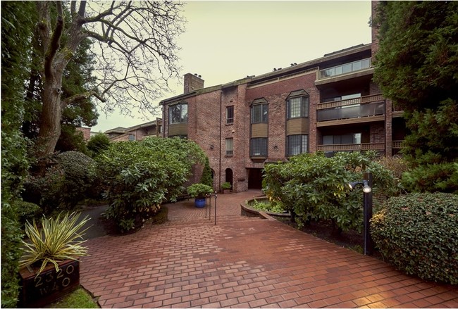 Manor Gardens in Vancouver, BC - Building Photo - Building Photo