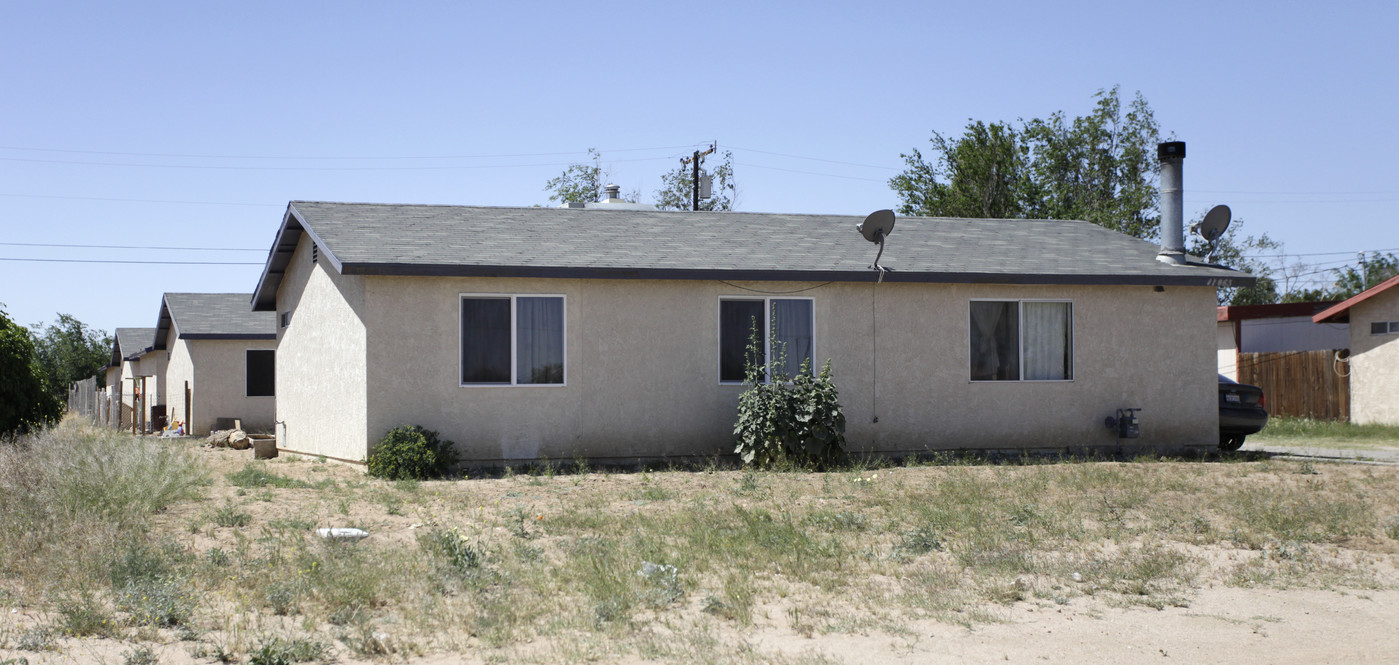 11863 Aztec Ln in Adelanto, CA - Building Photo