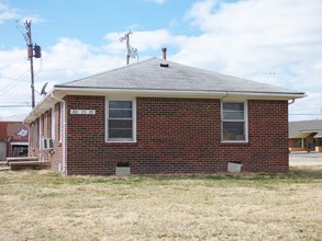 813 S Mission Rd in Wichita, KS - Foto de edificio - Building Photo