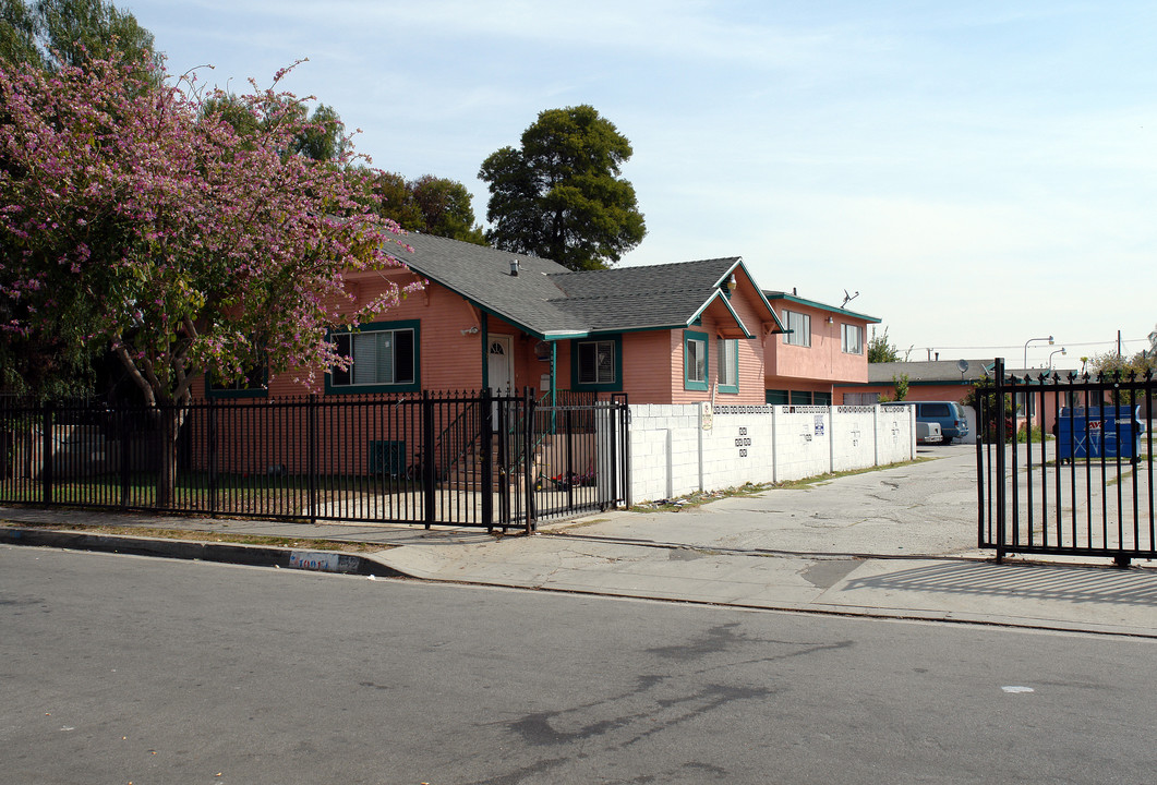 10914 Larch Ave in Inglewood, CA - Building Photo