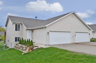 1233 Winston Dr in Edgerton, WI - Building Photo