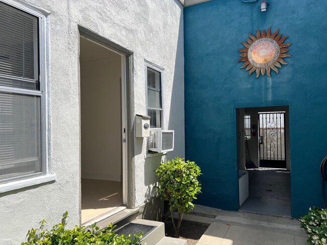 1114 4/5 Tamarind Ave, Unit 1116 in Los Angeles, CA - Building Photo - Building Photo