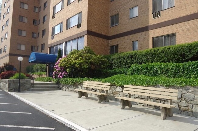 1517 Hill Rd, Unit 4h in Reading, PA - Foto de edificio - Building Photo
