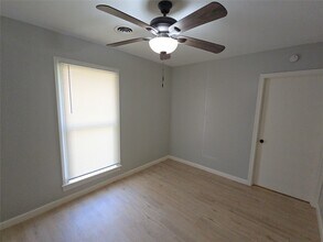 2705 S Crockett St in La Marque, TX - Foto de edificio - Building Photo