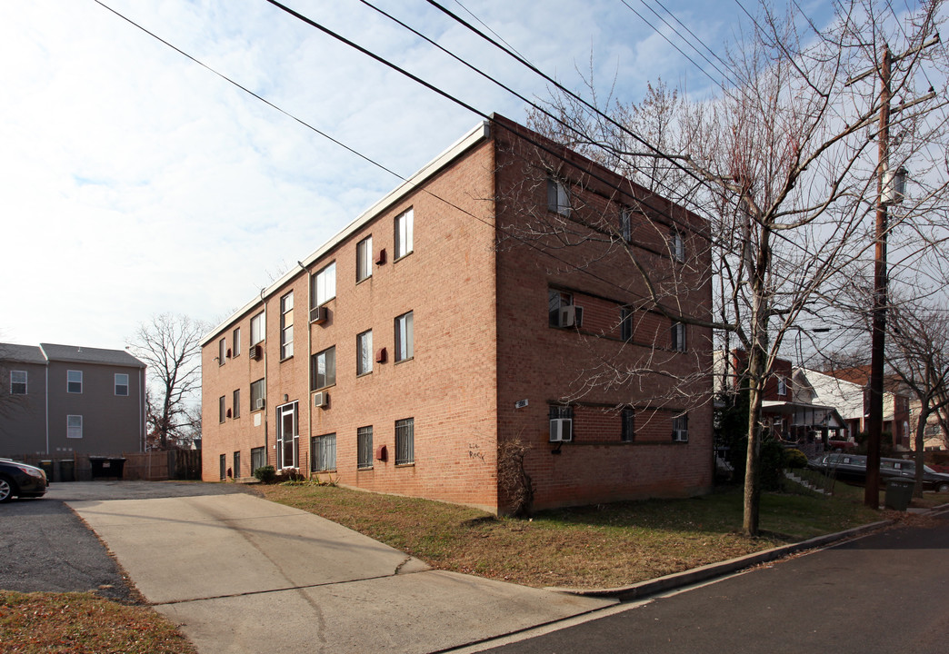 5123 B St SE in Washington, DC - Building Photo