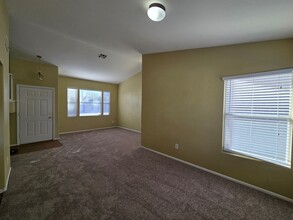 208 Zenith Point Ave in North Las Vegas, NV - Foto de edificio - Building Photo