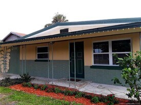 2172 NE Pelican Terrace in Jensen Beach, FL - Building Photo