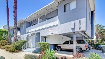 978 Barrington - steps to San Vicente in p in Los Angeles, CA - Building Photo