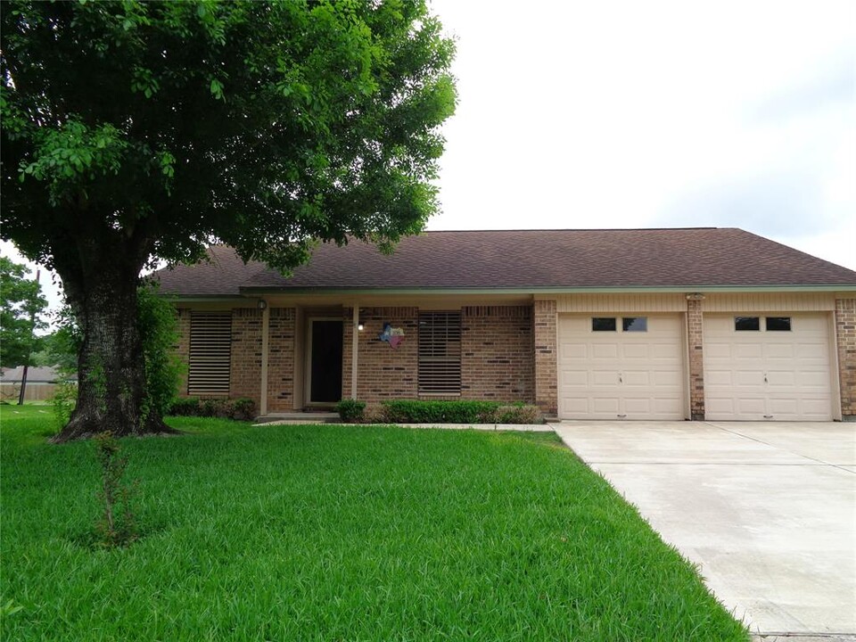 208 Crepe Myrtle St in Lake Jackson, TX - Building Photo