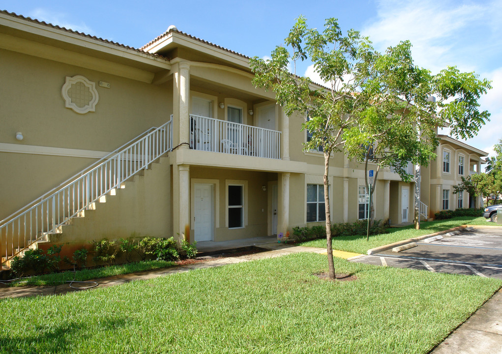 9202 NW 38th Dr in Coral Springs, FL - Foto de edificio