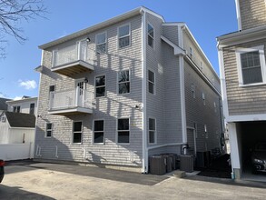 17 Howland St, Unit 6 in Plymouth, MA - Foto de edificio - Building Photo