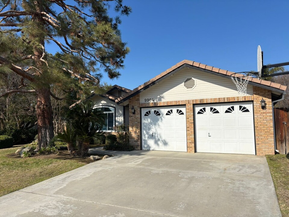 9904 Treetop Ave in Bakersfield, CA - Building Photo