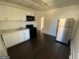 7300 Boyer St in Philadelphia, PA - Building Photo