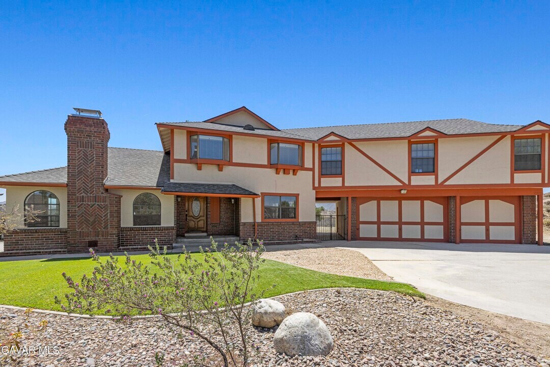 13620 Pales Rd in Agua Dulce, CA - Building Photo