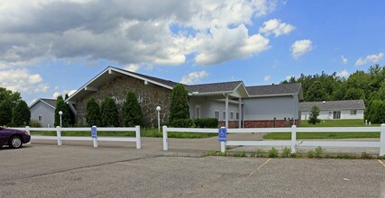 2401 Hayford Rd in Rock Creek, OH - Foto de edificio - Building Photo
