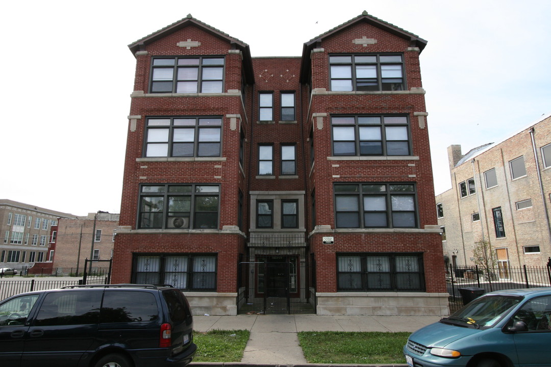 3745 W Douglas Blvd in Chicago, IL - Building Photo