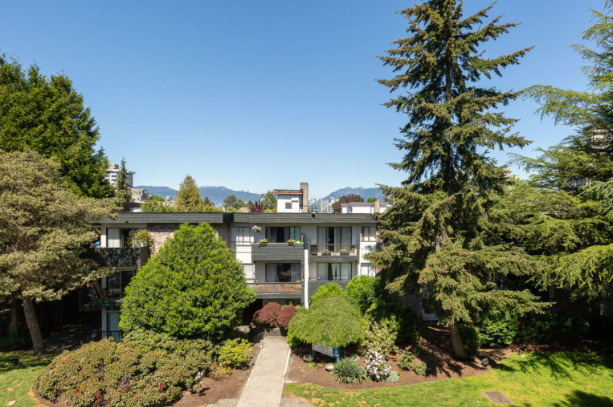 Amberlodge in Vancouver, BC - Building Photo