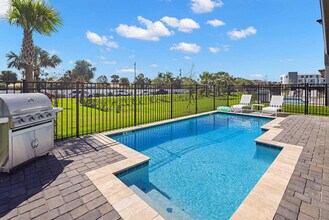 330 Strand Dr in Melbourne Beach, FL - Foto de edificio - Building Photo