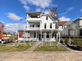 31 W 3rd St in Waynesboro, PA - Building Photo