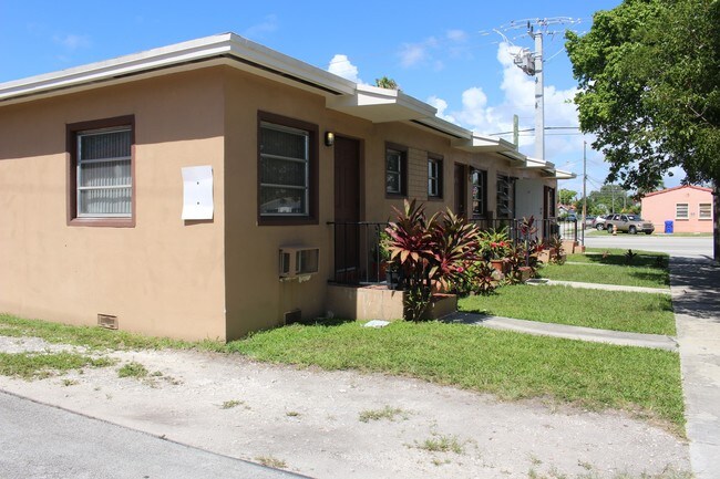 551-561 SW 57th Ave in Miami, FL - Foto de edificio - Building Photo