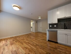 653 W Wrightwood Ave, Unit 304 in Chicago, IL - Foto de edificio - Building Photo