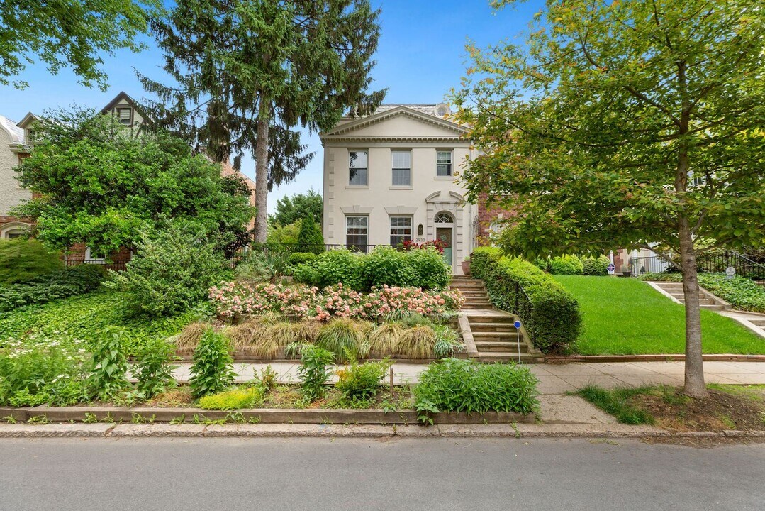 2933 28th St NW in Washington, DC - Building Photo