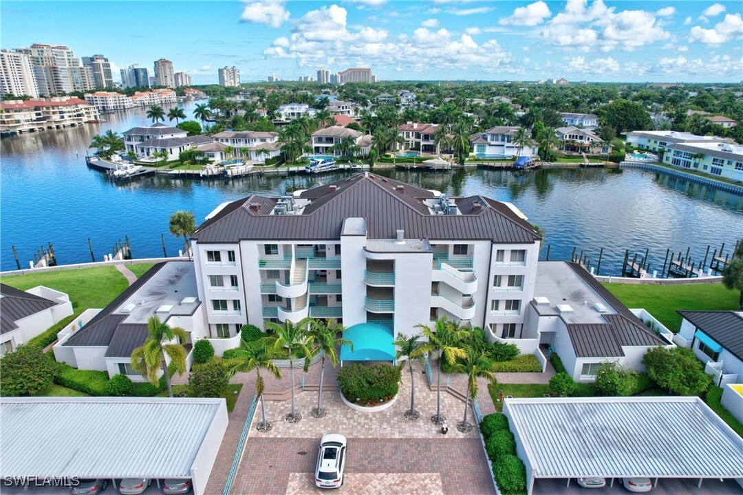 255 Park Shore Dr in Naples, FL - Foto de edificio