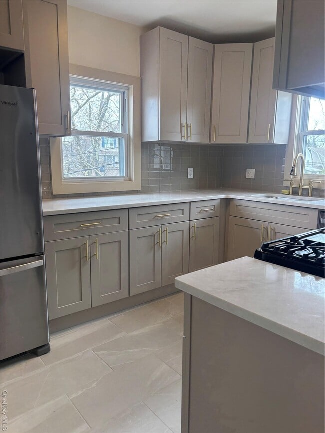 19 Garfield Pl in East Rockaway, NY - Building Photo - Building Photo